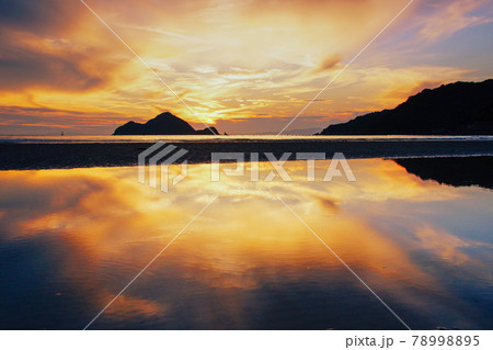 広川町西広海岸の夕景 リフレクション 和歌山県有田郡広川町 広川町西広海岸の夕景 リフレクション 和歌山県有田郡広川町 78998895