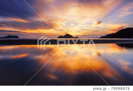広川町西広海岸の夕景 リフレクション 和歌山県有田郡広川町 広川町西広海岸の夕景 リフレクション 和歌山県有田郡広川町 78998978