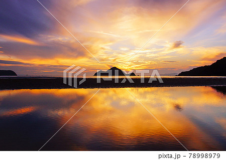 広川町西広海岸の夕景 リフレクション 和歌山県有田郡広川町 広川町西広海岸の夕景 リフレクション 和歌山県有田郡広川町 78998979