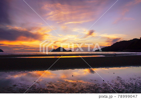 広川町西広海岸の夕景　リフレクション　和歌山県有田郡広川町 78999047