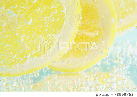 レモンと炭酸水のライトブルー背景 78999763