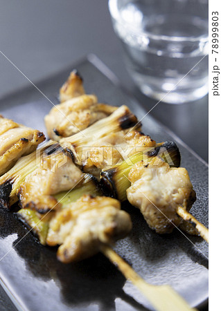 おいしい焼き鳥ねぎまと日本酒 おいしい焼き鳥ねぎまと日本酒 78999803