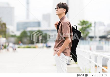 遠くを見つめる男性 79000429