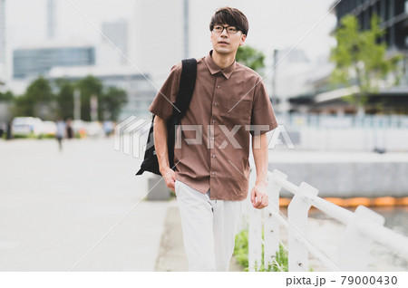 遠くを見つめる男性 遠くを見つめる男性 79000430