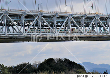 北備讃瀬戸大橋に全編成を現した2700系三両編成の特急南風の写真素材 北備讃瀬戸大橋に全編成を現した2700系三両編成の特急南風の写真素材