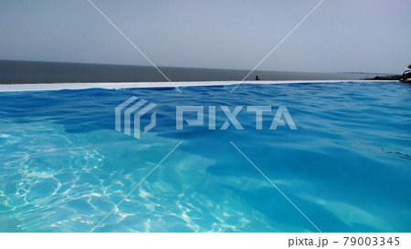 Infinity pool with blue water overlooking the sea 79003345