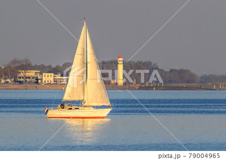 Sailing ship in Haringvliet Inlet 79004965