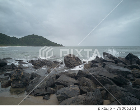 Rocks on the beach after the storm 79005251
