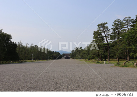 京都御所内の砂利道の風景 79006733