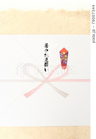 和紙と暑中お見舞いの贈り物のイメージです。大切な方へ感謝の気持ちを込めて贈りたい。 79007344