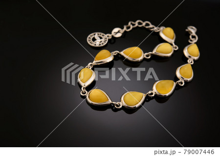 variously sized Bracelet made of Natural polished transparent honey luxury amber 79007446