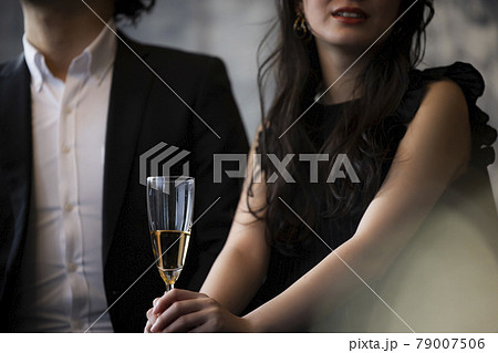 カップル　バーカウンター 79007506