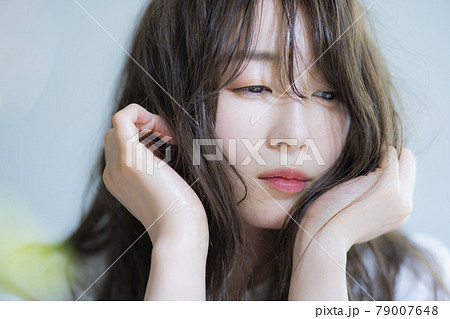 泣いている女性 涙の写真素材