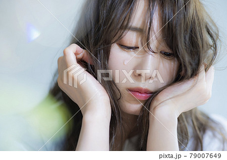 泣いている女性　涙 79007649