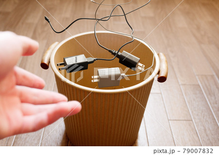 さまざまなタイプの充電ケーブルをゴミ箱に投げ捨てる 79007832