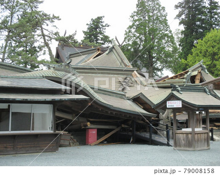 平成28年熊本地震で倒壊した阿蘇市の阿蘇神社 79008158