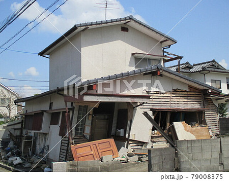 平成28年熊本地震で壊れた民家 79008375