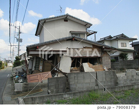 平成28年熊本地震で壊れた民家 平成28年熊本地震で壊れた民家 79008379