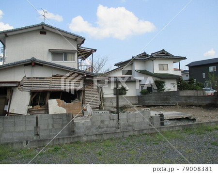 平成28年熊本地震で壊れた民家 平成28年熊本地震で壊れた民家 79008381