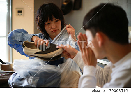 物の整理をする夫婦 79008516