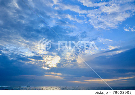 薄曇の朝　河原子海岸　茨城県日立市 79008905