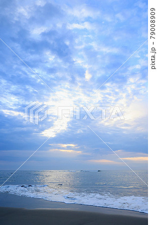 薄曇の朝　河原子海岸　茨城県日立市 79008909