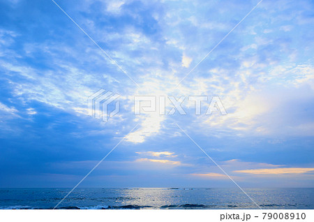 薄曇の朝　河原子海岸　茨城県日立市 79008910