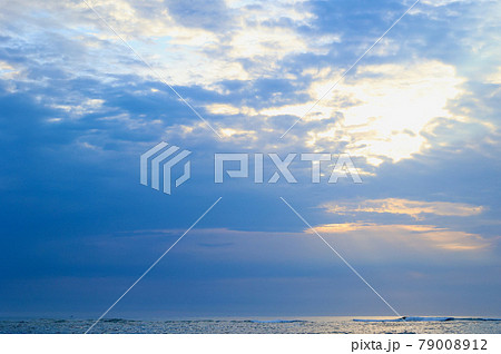 薄曇の朝　河原子海岸　茨城県日立市 79008912