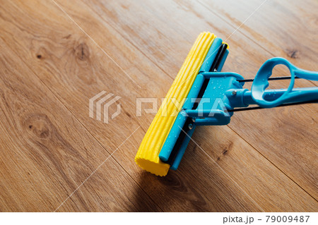 floor cleaning with a mop 79009487