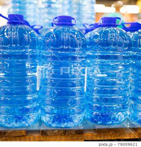 bottled still water on the palette 79009621