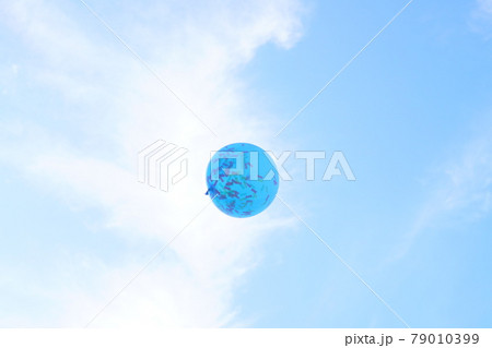 青空に浮かぶ青い風船 青空に浮かぶ青い風船 79010399