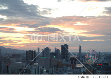 札幌と手稲山の夕景 79010981