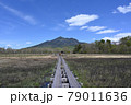 尾瀬ヶ原の木道の先に燧岳と雲 79011636