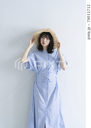 麦わら帽子を持った夏ファッションの女性 麦わら帽子を持った夏ファッションの女性 79011712
