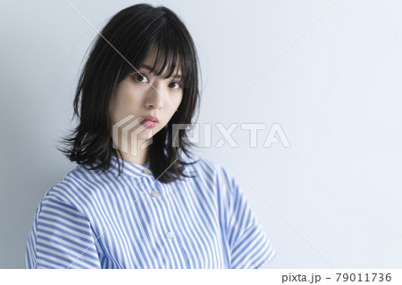 麦わら帽子を持った夏ファッションの女性 麦わら帽子を持った夏ファッションの女性 79011736