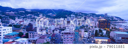 静岡県熱海市の夕暮れの温泉街の風景(パノラマ） 79011881