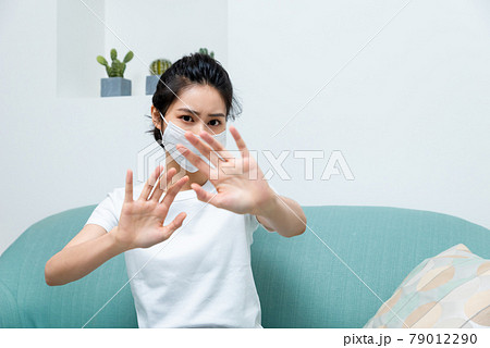 女性 メス 女の人 79012290