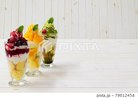 苺パフェ、抹茶パフェ、マンゴーパフェ　かわいいスイーツ 79012458