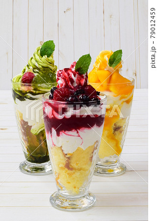 苺パフェ、抹茶パフェ、マンゴーパフェ　かわいいスイーツ 79012459