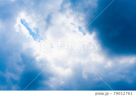 夕立の前の夏の雲 79012761