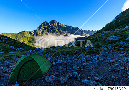 剱沢キャンプ場のテントと剱岳 79013309