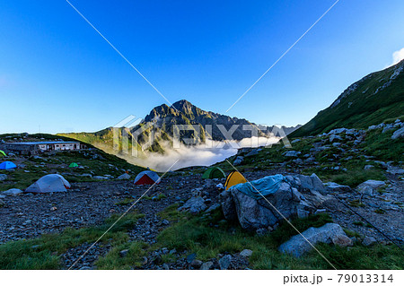 早朝の剱沢キャンプ場のテントと剱岳 79013314