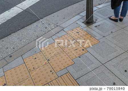 歩道の点字ブロック 79013840