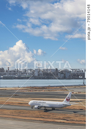 【羽田空港第一ターミナル タキシング中のJAL機 空合成】 【羽田空港第一ターミナル タキシング中のJAL機 空合成】 79014148