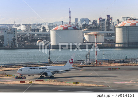 【羽田空港第一ターミナル　タキシング中のJAL機】 79014151