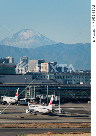 【羽田空港　第1ターミナルの富士山と飛行機】 79014152