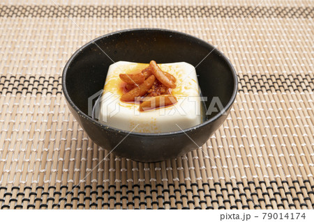 柿の種とたべるラー油をのせた冷奴 79014174