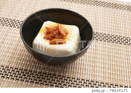 柿の種とたべるラー油をのせた冷奴 79014175