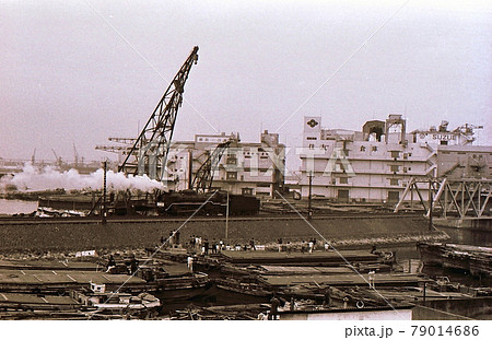 横浜港を行く蒸気機関車　 昭和45年　横浜市　高島貨物線　横浜臨港線 79014686