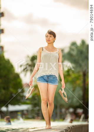 ケアンズのラグーンプールサイドを歩くハーフの美女 ケアンズのラグーンプールサイドを歩くハーフの美女 79014694